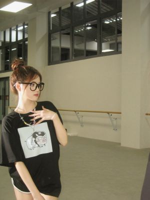 白素猪黑色纯棉T恤